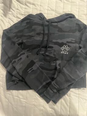 Women's X-Small Paws Black And Grey Camo Print Cropped Sweatshirt